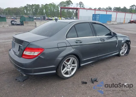 2010 Mercedes-Benz C 300 Luxury/Sport z USA, uszkodzony, nr VIN WDDGF5EB1AF413487